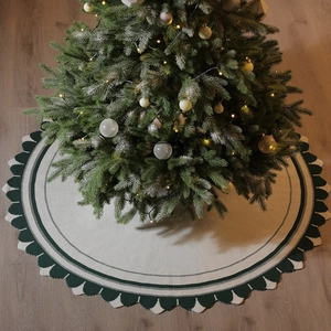 Gonna per albero di Natale in maglia con bordi a conchiglia e motivi verdi su legno
