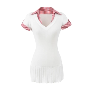 Detalle de vestido de punto blanco con cuello de cuadros rojos y falda plisada