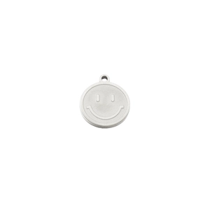 Macro-opname van een zilveren smiley-hanger van geborsteld roestvrij staal voor DIY-sieraden