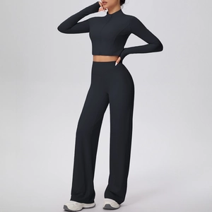 Détail de l'ensemble de yoga noir avec veste zippée à manches longues et passe-pouces