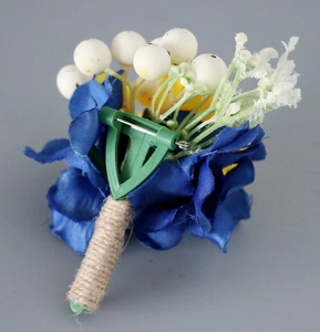 Details zur Ansteckblume mit sicherem Nadelverschluss und rustikalem Hanfseil-Griff