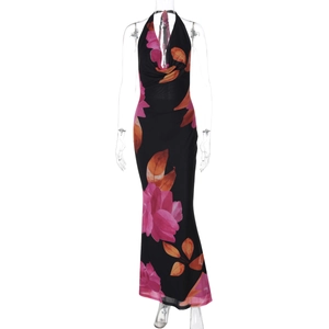Details des Neckholder-Kleids mit pinken und orangen Blumen auf schwarzem Stoff