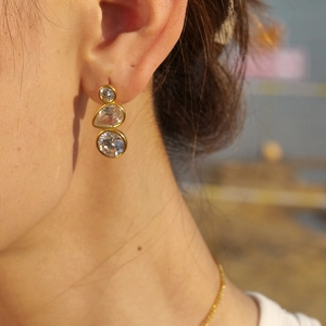 Boucles d'oreilles trois pierres en acier inoxydable plaqué or 18 carats et zircon
