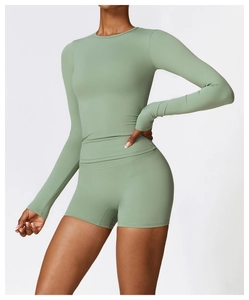 Vue détaillée de l'ensemble de yoga vert sauge avec manches longues et short taille haute