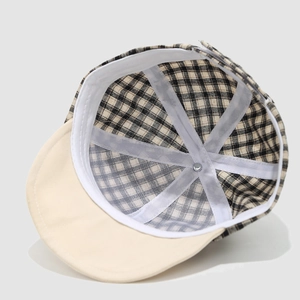 Vista detallada del interior de la gorra de béisbol a cuadros para bebé con visera blanda