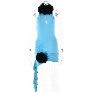 Schickes blaues Neckholder-Bodycon-Kleid mit schwarzen 3D-Blumen und asymmetrischem Saum