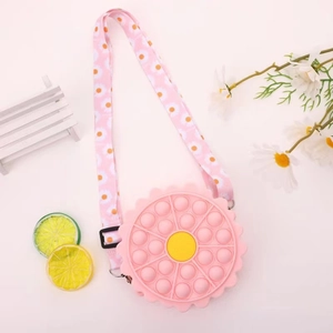 Détail du sac à main fleur en silicone avec bandoulière à motif marguerites