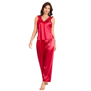 Ensemble de pyjama en satin rouge pour femme avec haut à bretelles et pantalon long