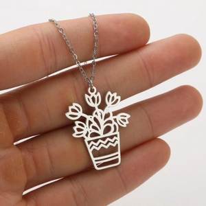 Détail du collier en acier inoxydable argenté avec pendentif pot de fleurs évidé