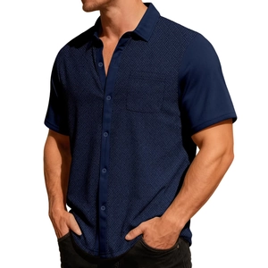 Polo en maille bleu marine pour homme avec texture gaufrée et une poche sur la poitrine