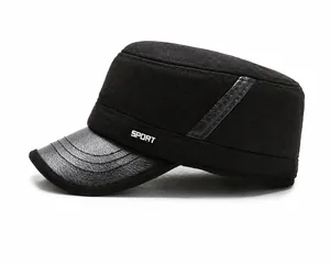 Seitenansicht der schwarzen Military-Mütze mit SPORT-Stickerei und Leder-Schirm