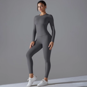 Ensemble de yoga gris anthracite deux pièces avec haut à manches longues et legging