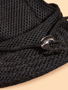 Dettaglio macro del cappello per cani in rete nera con fibbia in metallo regolabile e cordino