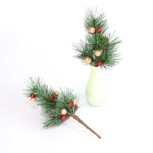Détail de mini branches de pin de Noël avec boules rouges et petits cônes de pin