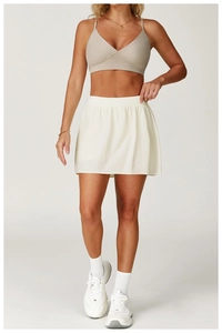 Dettaglio della gonna da tennis color crema con ampia fascia elastica e pantaloncini interni