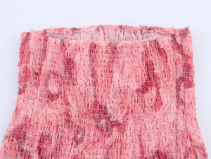 Detalle del fruncido elástico rosa con estampado floral en tejido de malla ligera