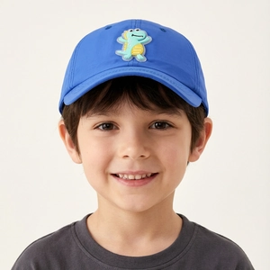 Kleinkind im leuchtend blauen Dinosaurier-Baseballcap mit atmungsaktivem Sonnenschutz