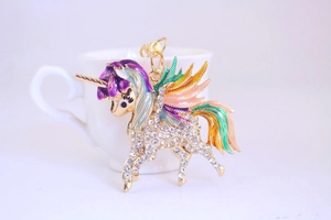 Vue détaillée du porte-clés licorne avec strass blancs brillants et ailes en dégradé