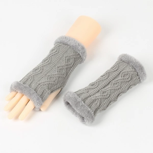 Détail de mitaines grises en tricot torsadé avec bordure en fourrure synthétique et gants