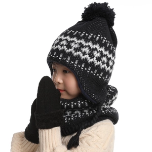 Set invernale per bambini con cappello in maglia foderato in pile sciarpa e guanti neri