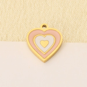 Détail d'un pendentif en forme de cœur avec émail rose et blanc et cadre en métal doré