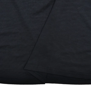 Primer plano de la textura del tejido negro y los detalles de costura del vestido ceñido