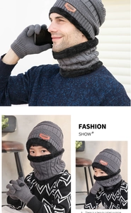 Ensemble d'hiver tricoté avec bonnet, tour de cou et gants tactiles doublés de peluche