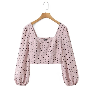 Détail du haut rose à pois avec encolure carrée et manches bouffantes stylées
