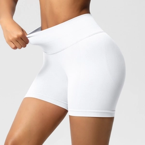 Gros plan du short de yoga blanc sans couture montrant la texture du tissu respirant