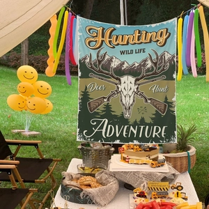 Détail de la tapisserie d'aventure de chasse avec crâne de cerf pour décoration de camping