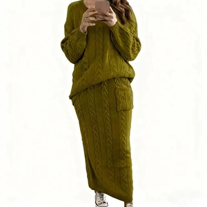 Détail d'un ensemble pull en maille torsadée et jupe vert armée en vue selfie miroir