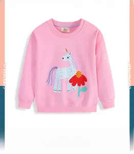 Détail d'un sweat-shirt rose pour enfant avec applique licorne et col rond à bords côtelés