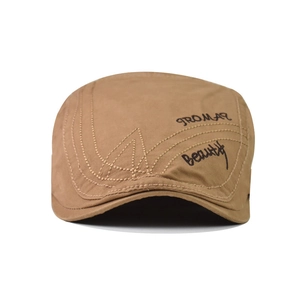 Détail de la casquette plate en coton kaki avec broderie TROMAR et surpiqûres décoratives
