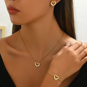 Set di gioielli a cuore dorato con incisione LOVE e diamanti su collana e orecchini