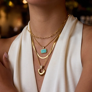 Colliers multicouches en acier titane doré avec pendentifs cœur et turquoise sur mannequin