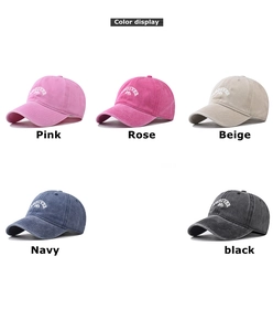 Présentation des casquettes en coton délavé avec motif de montagne brodé