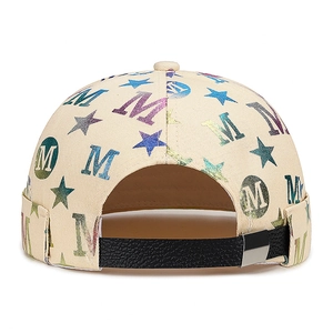 Bonnet docker beige sans bord avec imprimé lettres M colorées et motifs d'étoiles