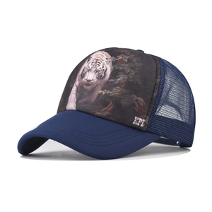 Detail van de donkerblauwe mesh pet met witte tijger en bloemenprint op de voorkant