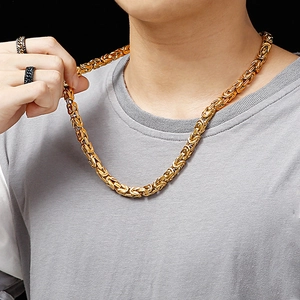 Collana a catena a drago minimalista in acciaio inossidabile dorato indossata da un modello