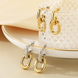 18K vergoldete Edelstahl Gliederketten Ohrringe im eleganten Lifestyle-Set präsentiert