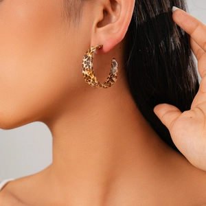 Retro C-shape acetate round earrings featuring tortoiseshell leopard pattern on model
