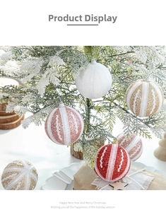 Nahaufnahme von 8 cm Glitzer-Weihnachtskugeln mit Wellenstruktur am verschneiten Baum