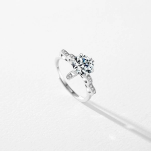 Elegant S925 sterling silver crown ring with sparkling zircon in a classic six-prong setting