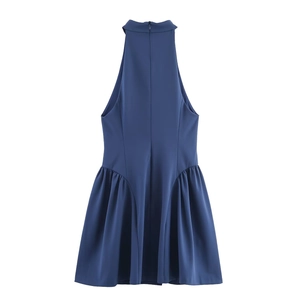 Robe courte dos nu bleu marine avec jupe plissée et taille cintrée vue de l'arrière