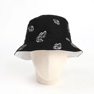 Détail de l'imprimé papillon sur chapeau bob en toile noire avec doublure blanche