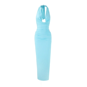 Détails du tissu froncé et du lien licou sur la robe d'été dos nu bleu clair