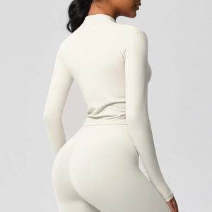 Veste de yoga moulante à manches longues montrant la coupe sculptante et le dos ajusté
