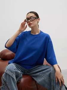 Dettaglio della maglietta in cotone pesante blu Klein con lavaggio vintage