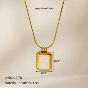 Vue détaillée du collier en acier doré avec pendentif en nacre et dimensions