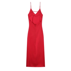 Détail de la robe nuisette en satin rouge avec élégantes bretelles croisées au dos